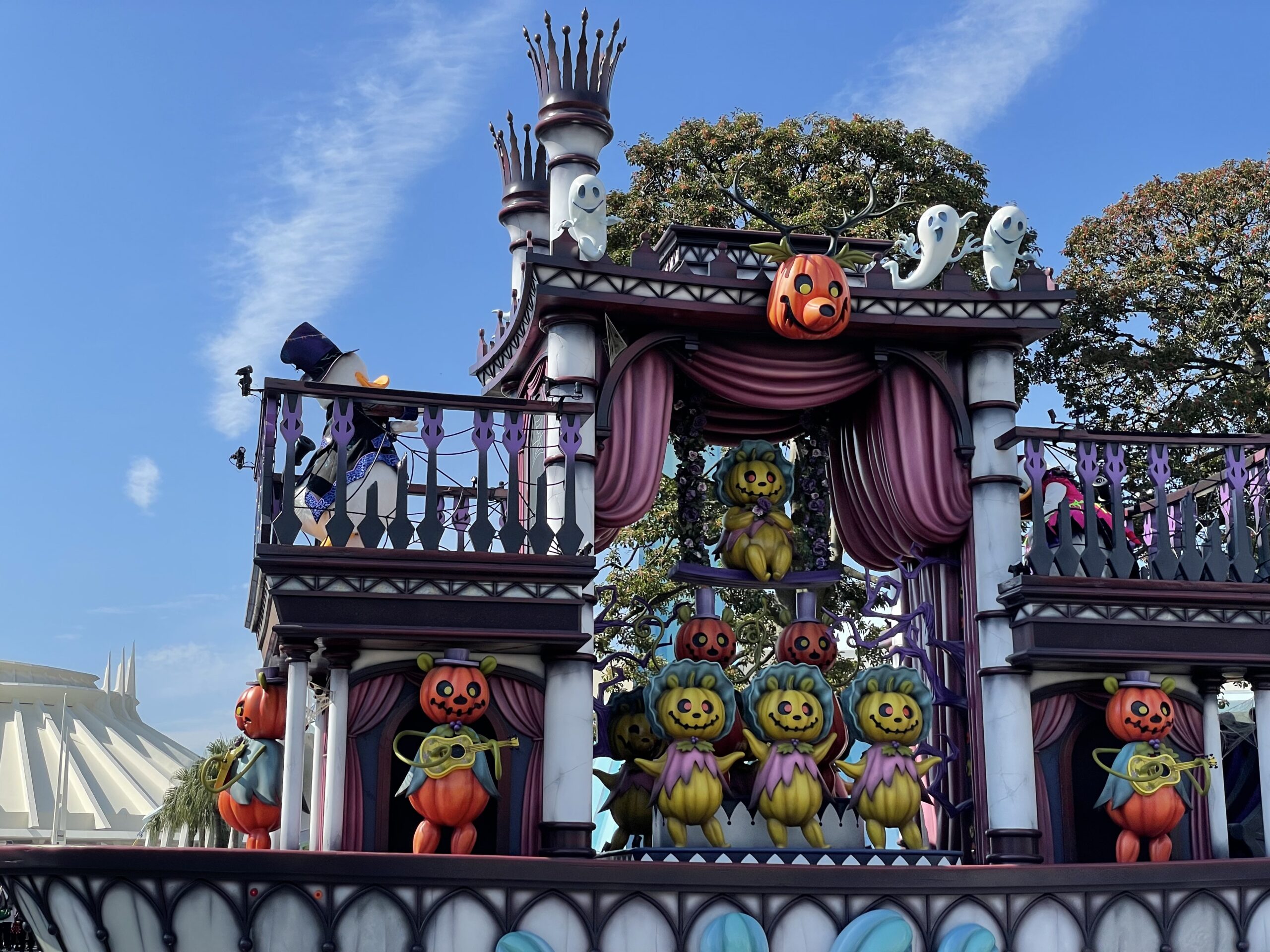 tokyo disneysea parade during halloween