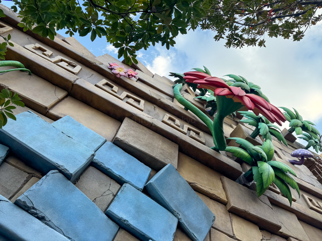 giant flowers in waiting area of donkey kong at universal studios japan