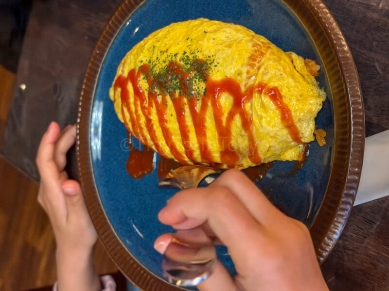 omurice at a cafe in arima onsen 