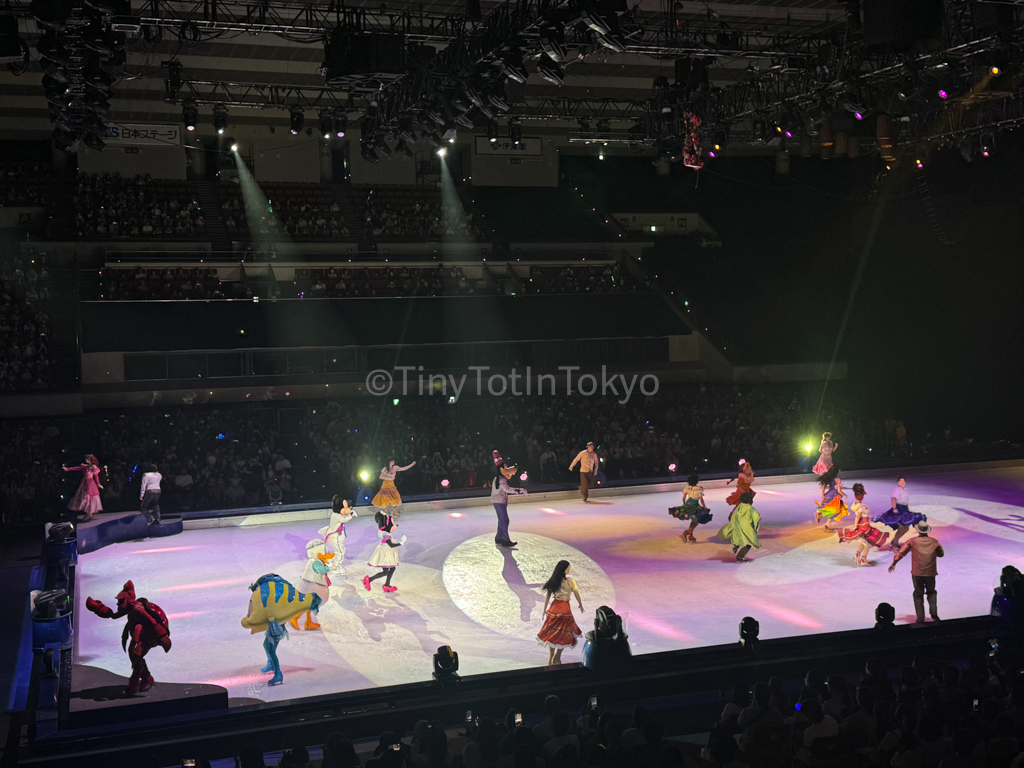 All the characters at the end of Disney on Ice in Japan 