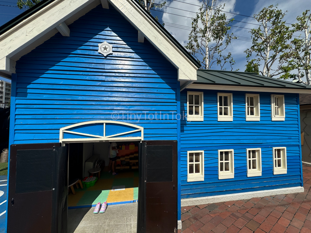 Blue house with air-conditioning at Gulliver Town POKKE