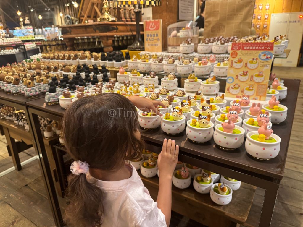 girl looking at onsen music boxes in Otaru