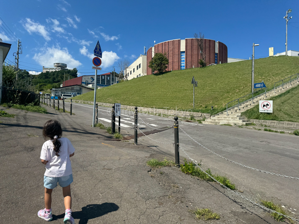 Kid walking to Otaru Aquarium in Hokkaido