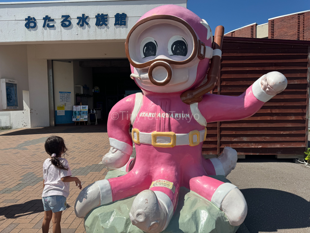 Kid in front of Otaru Aquarium in Hokkaido