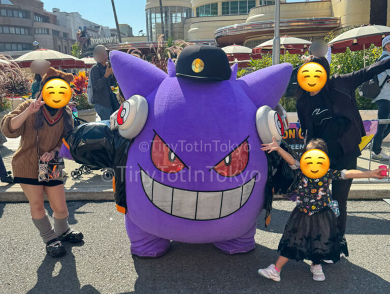 Gengar at Universal Studios Japan during Halloween with a family and kids