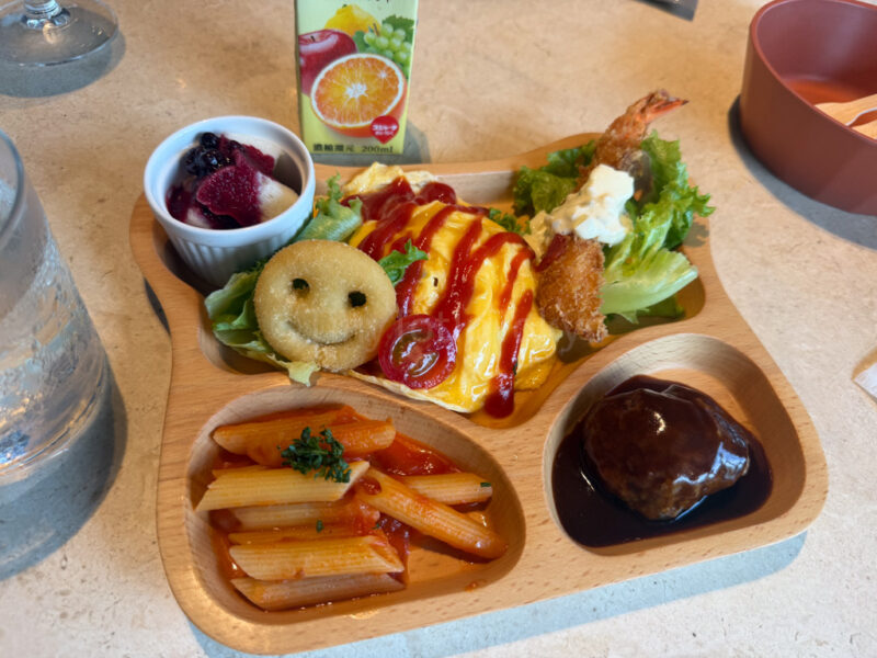 kids set at tuffe kid-friendly restaurant in osaka