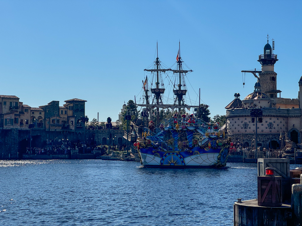 Holiday Greeting boat at DisneySea