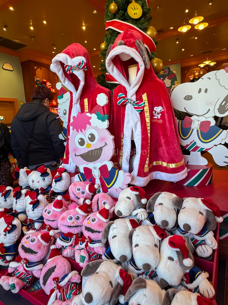 Universal Wonderland Hello Kitty Merchandise for Christmas at Universal Studios Japan