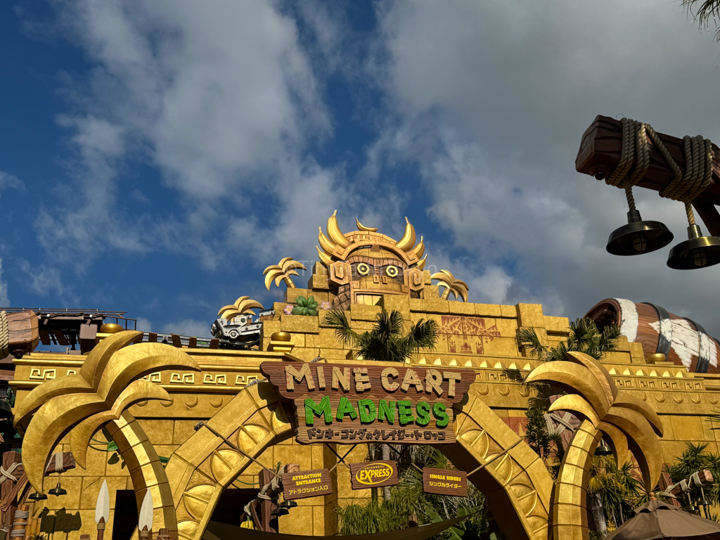 Mine Cart Madness ride at Donkey Kong Country USJ