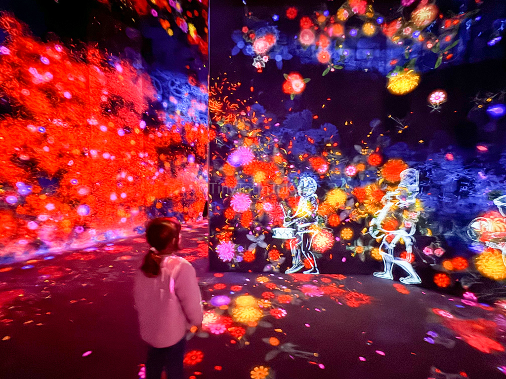 walk walk walk and flowers and people room at teamlab borderless 