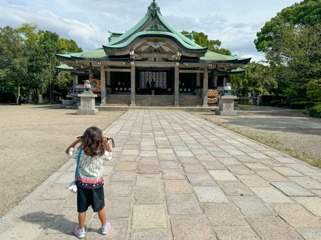 Child in front of Osaka Hokuku Shrine