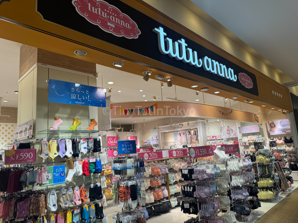 tutuanna sock store in Japan 