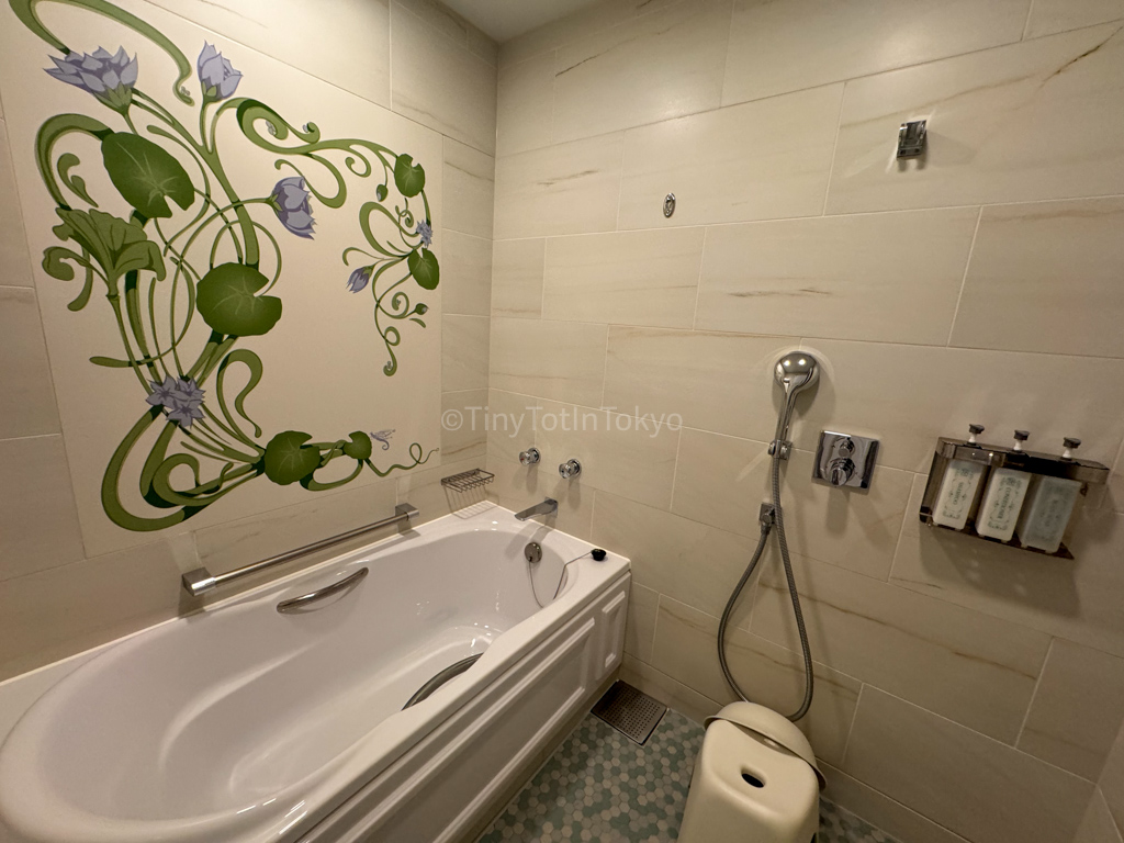 bathtub in Fantasy Chateau room at Fantasy Springs Hotel