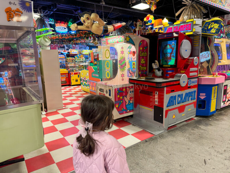 a child in Daiba 1-Chome Shopping Street (台場一丁目商店街)