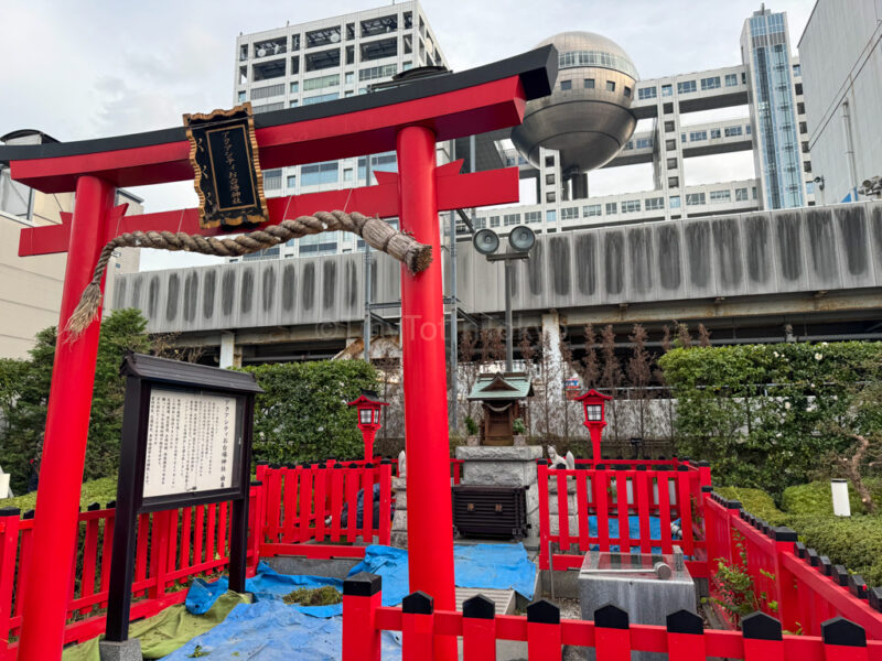 Shrine on top of aqua city