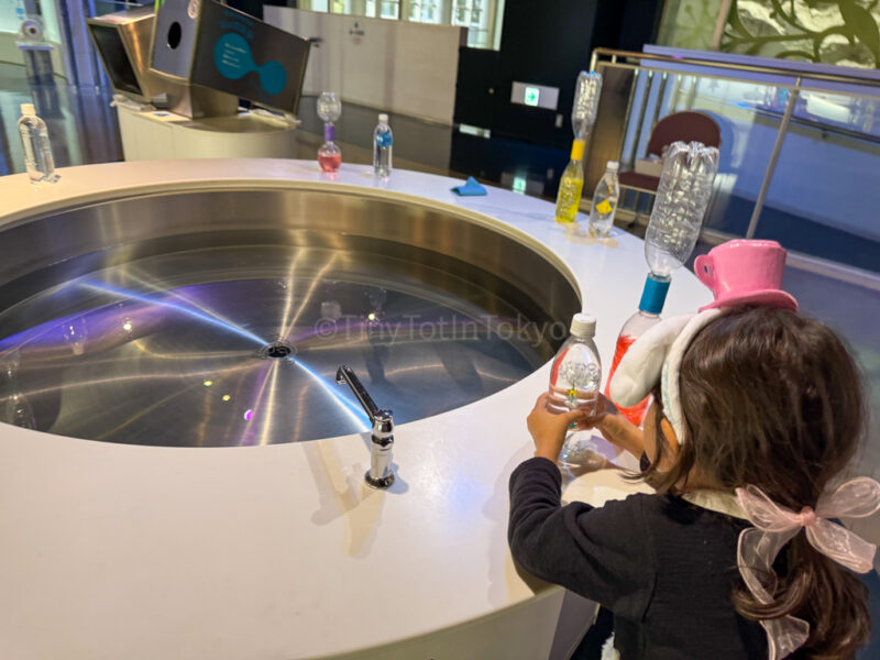 a child doing experiments in the tokyo water science museum