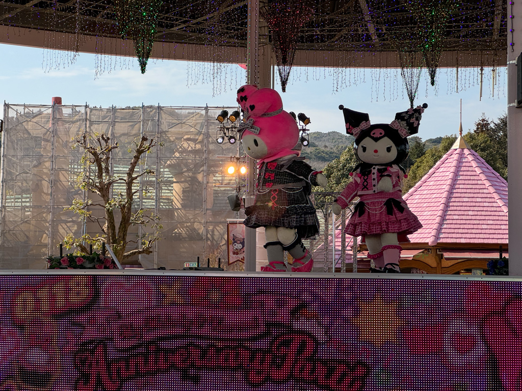 My Melody and Kuromi greeting at Harmonyland