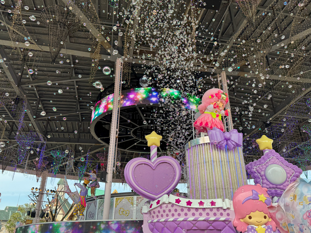 Twin stars and bubbles at Harmonyland parade