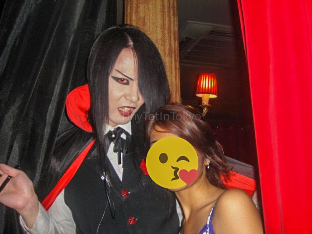 author at vampire cafe in Tokyo with a vampire waiter-2
