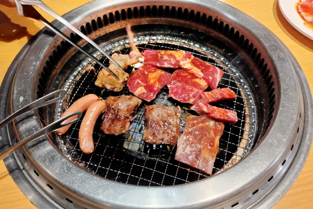 a grill with pieces of meat on it for yakiniku