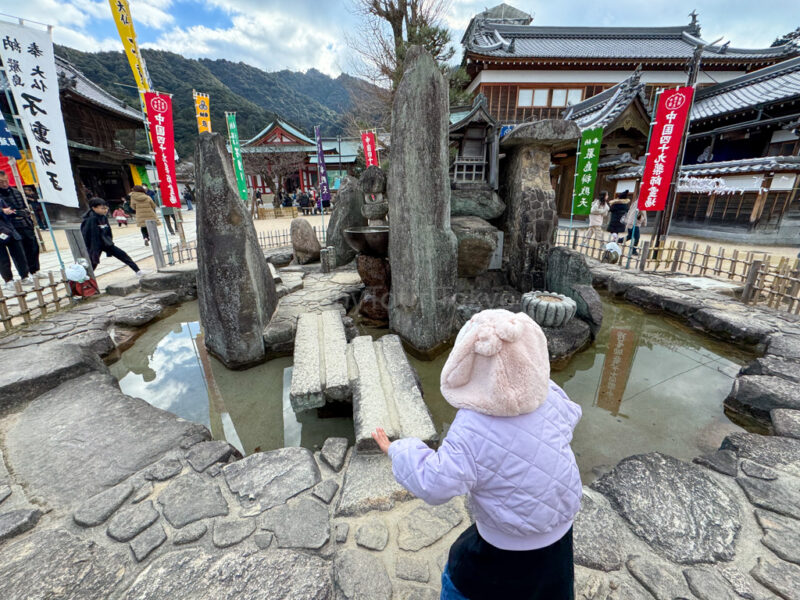 A child playing in Gomado temple in Miyajima