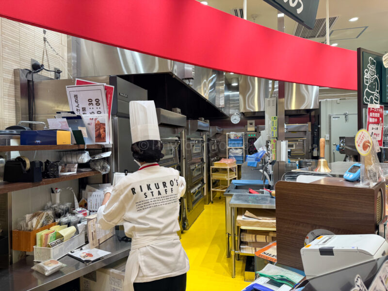 a staff preparing the cheesecake at Rikuro in Itami Airport