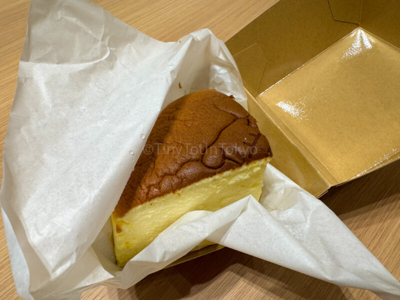 uncle rikuro cheesecake in itami airport