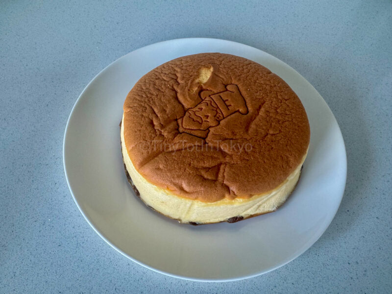 Rikuro's cheesecake taken out of plastic wrap