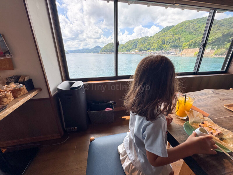 a child sitting at ine cafe