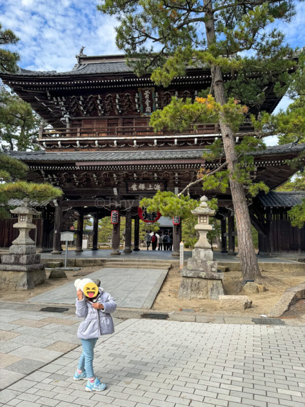 A child at chionji temple at Amanohashidate 