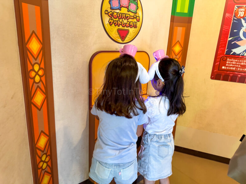 Kids placing hamster on platform for Gururimori at Hirakata Park