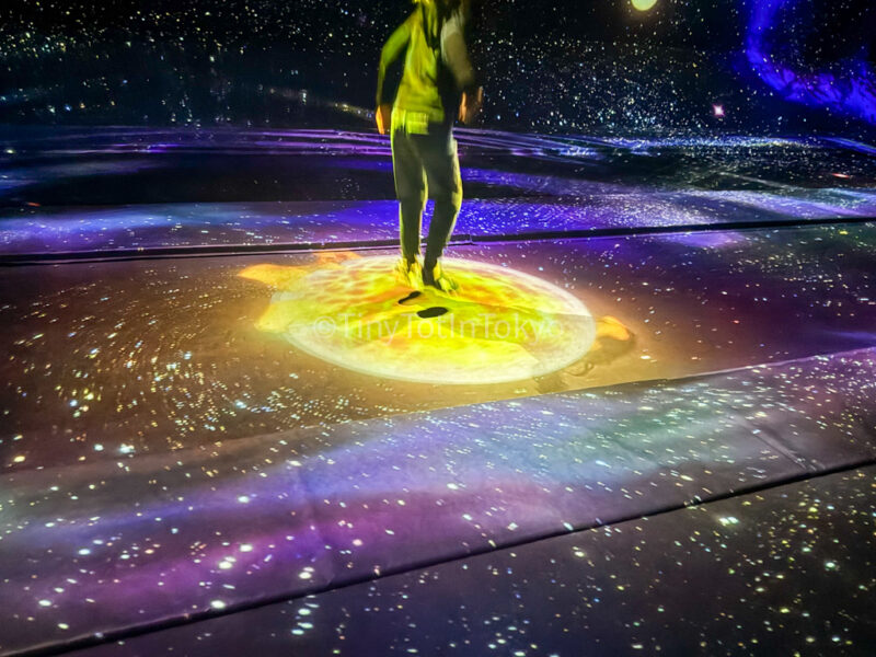 a child at Multi Jumping Universe in teamlab kyoto