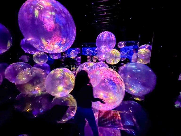 a child playing at Floating Cosmic Spheres in teamlab Kyoto