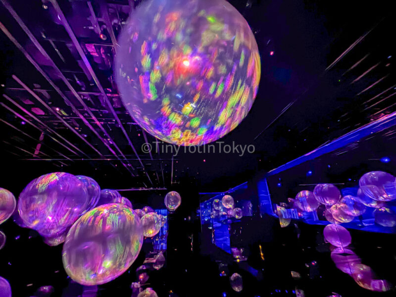 Floating Cosmic Spheres at teamLab Kyoto