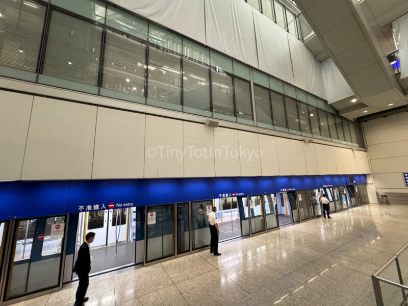 train to baggage claim at Hong Kong international Airport