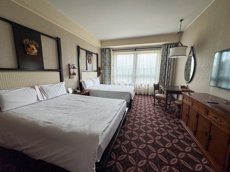 standard room at Hong Kong Disneyland Explorers Lodge 