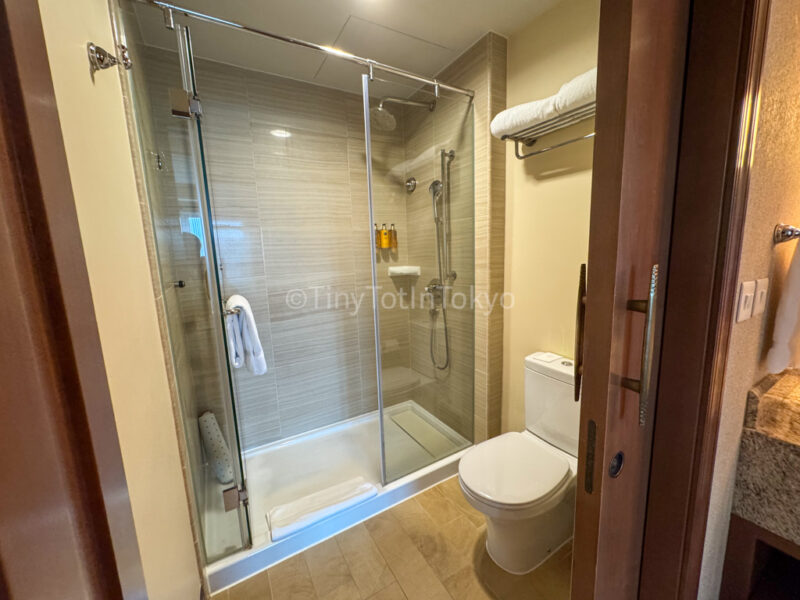 toilet and shower at Hong Kong Disneyland Explorers Lodge 