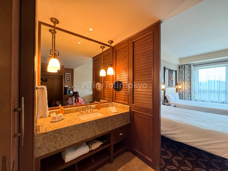 sink area at Hong Kong Disneyland Explorers Lodge 