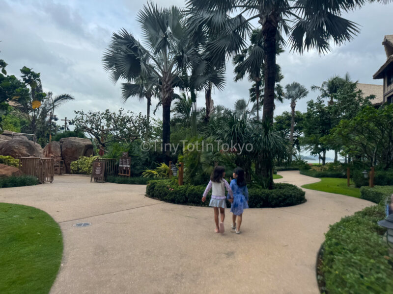 kids entering the pool area at Hong Kong Disneyland Explorers Lodge 