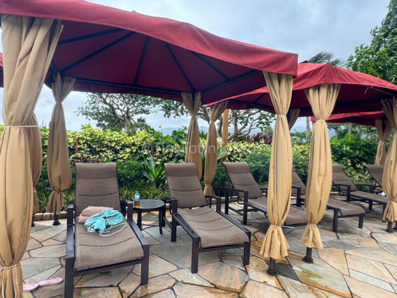 poolside lounge chairs at Hong Kong Disneyland Explorers Lodge 