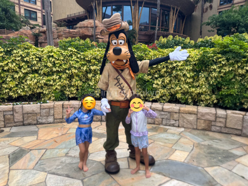 poolside disney character meet and greet at Hong Kong Disneyland Explorers Lodge 