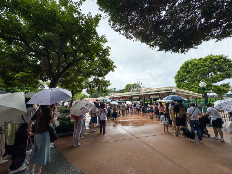 lines to get into Hong Kong Disneyland