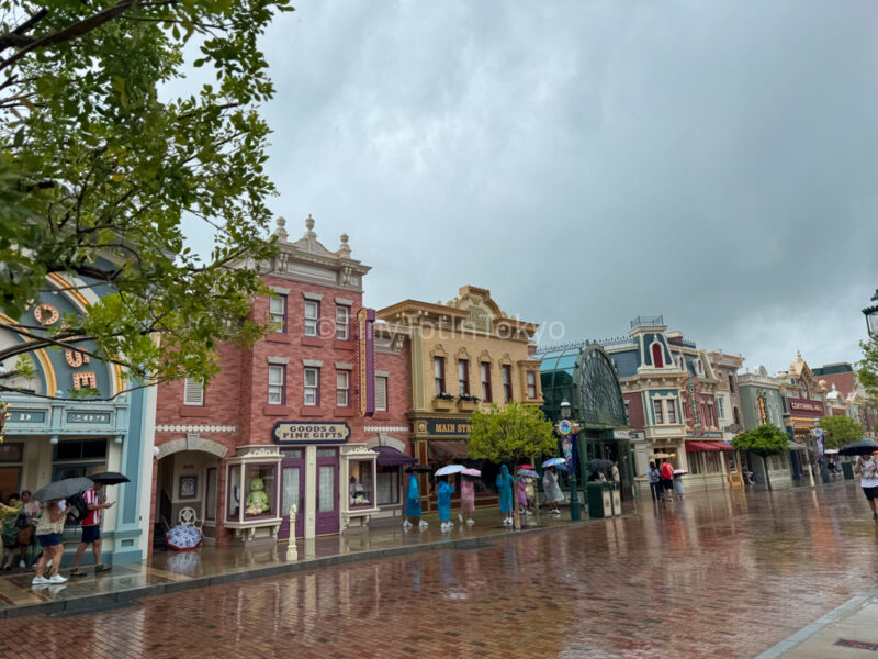 rainy main street at hong kong disneyland