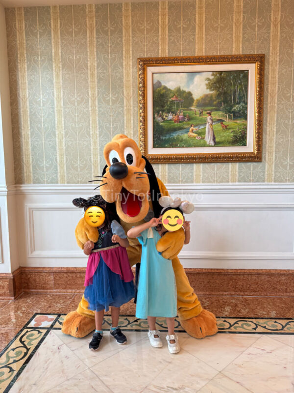 kids with Pluto at hong kong disneyland hotel