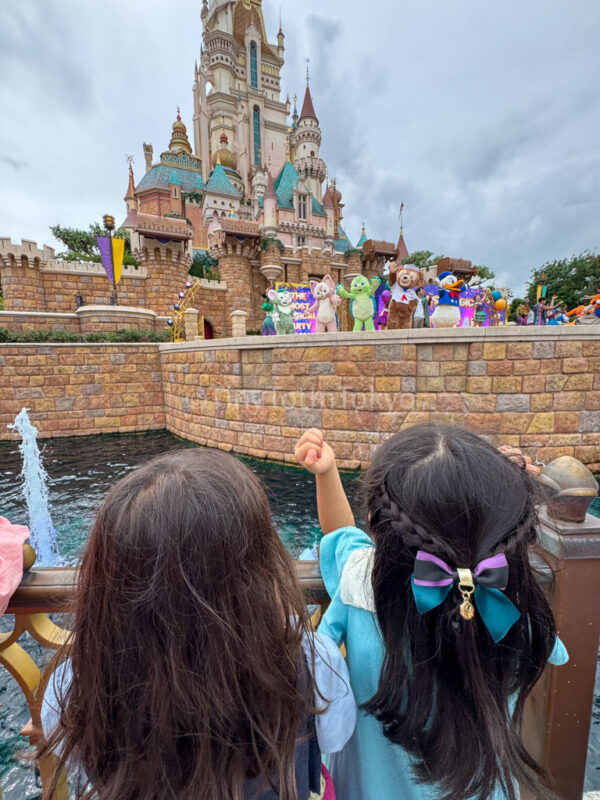 Kids watching a parade at hong kong disneyland
