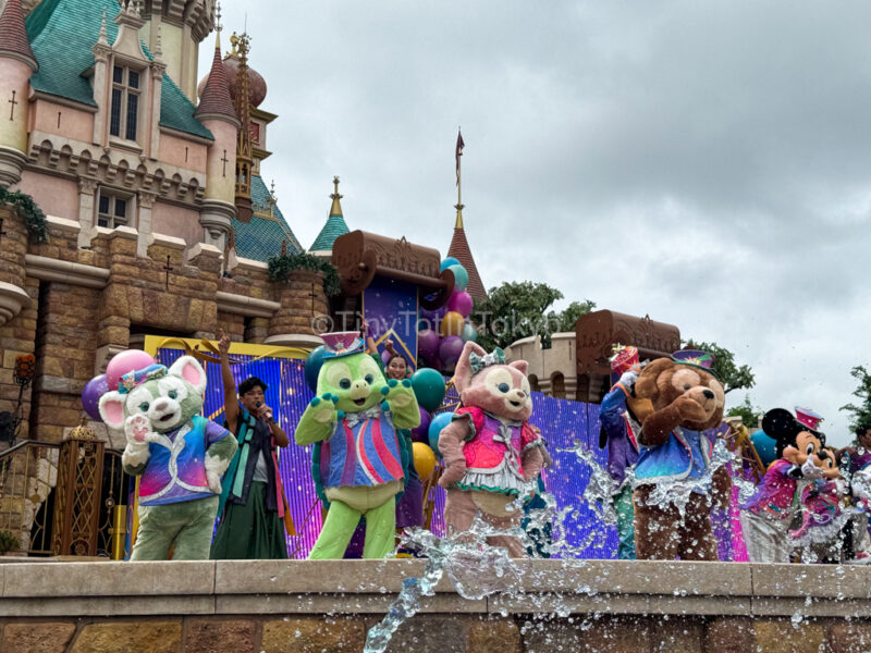Show at Hong Kong Disneyland castle featuring duffy and friends