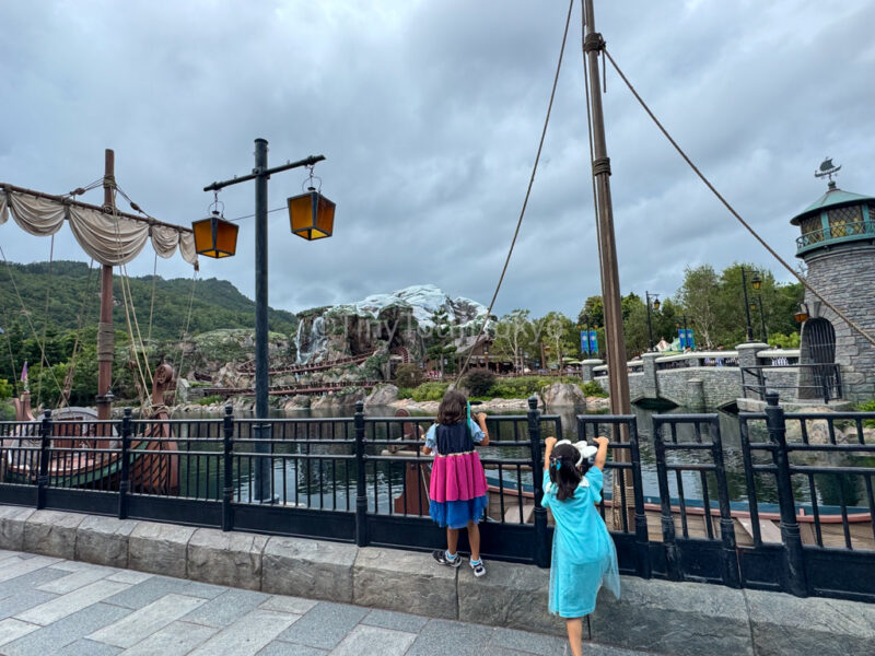 Kids at World of Froxen at Hong Kong Disneyland