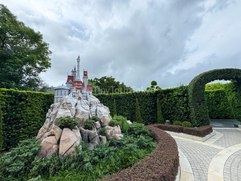 fairy tale forest at hong kong disneyland