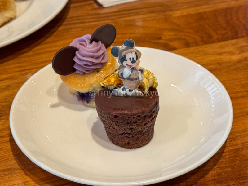 food at dragon wind restaurant at Hong Kong Disneyland Explorers Lodge 