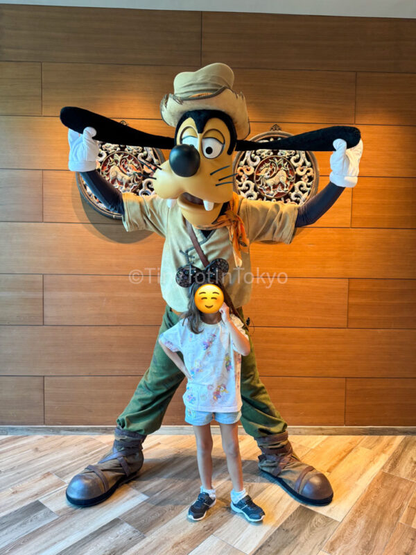 Goofy at dragon wind restaurant breakfast buffet at Hong Kong Disneyland Explorers Lodge 